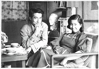 辻邦生・佐保子夫妻 国分寺の自宅にて(1955年)